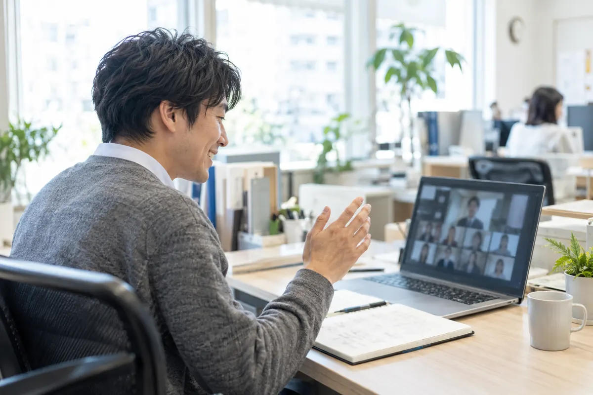 ライブ授業で、その場で手を挙げて質問する受講者