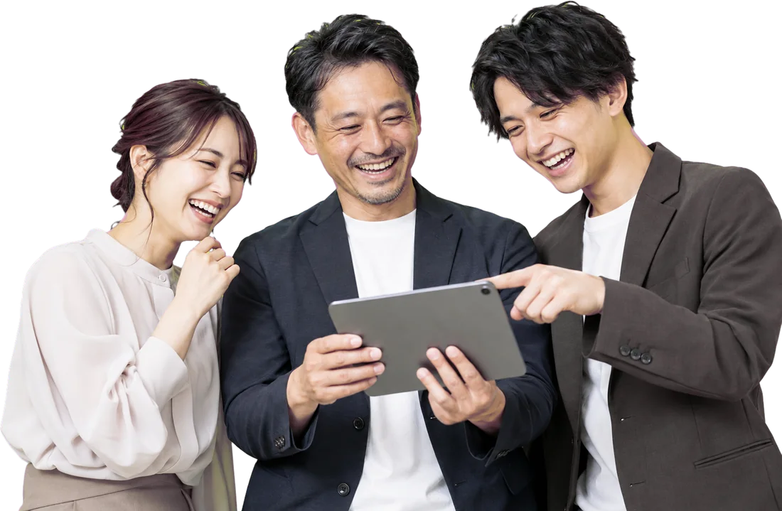 タブレットを見て笑う3人の社員